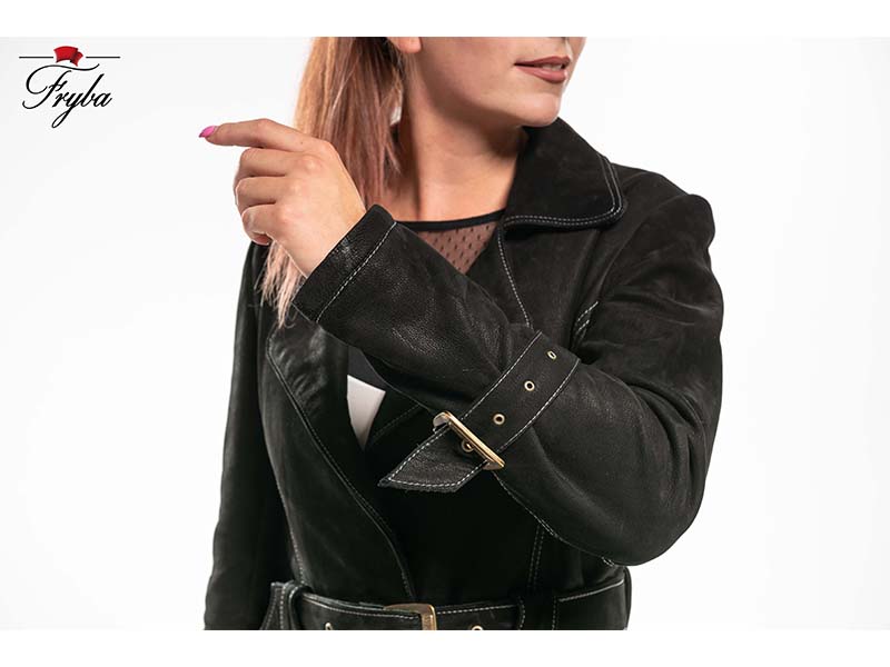 Černý dámský kabát z kůže s elegantním zapínáním Fryba